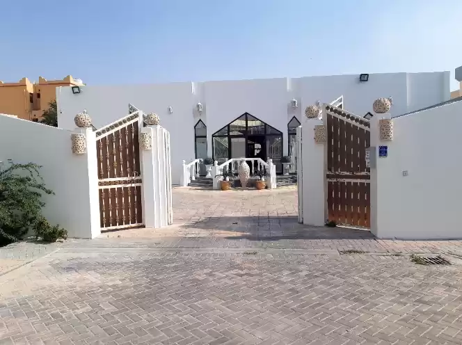 Résidentiel Propriété prête 4 chambres S / F Villa autonome  a louer au Doha #7631 - 1  image 